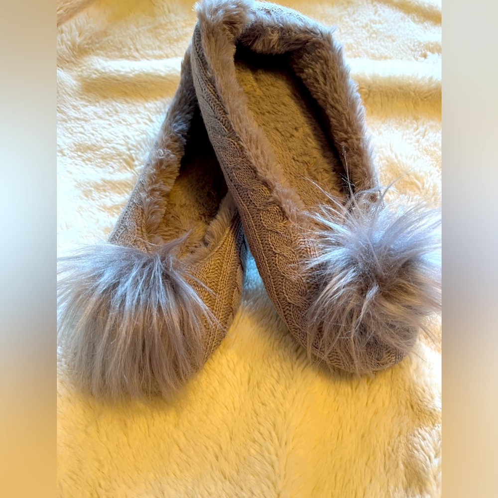 Adorable soft Isotoner Size L grey knit slippers with poof